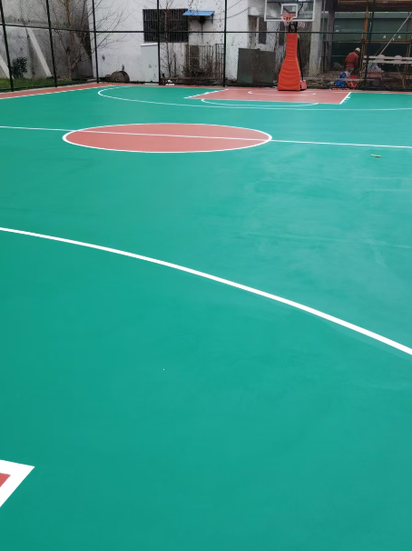 镇沅 球场长期使用易出现地面开裂